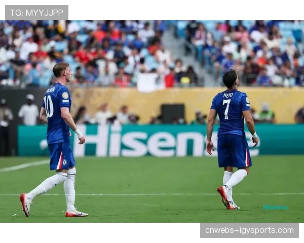 暖心一幕：富勒姆球迷为对手切尔西的旧将鼓掌致意